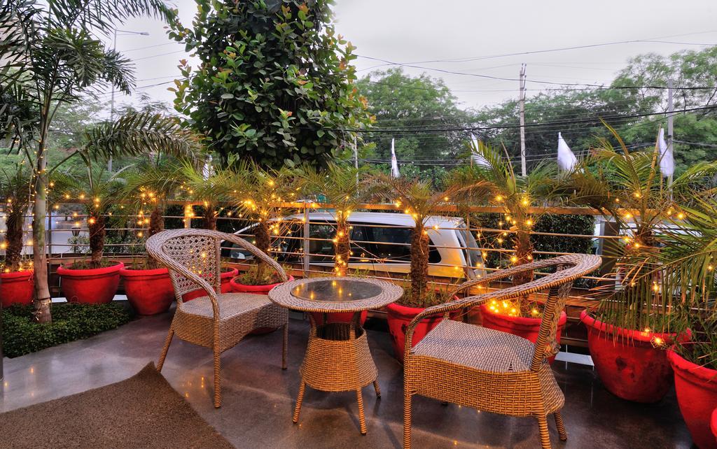 Crossroads Hotel Gurgaon Exterior photo