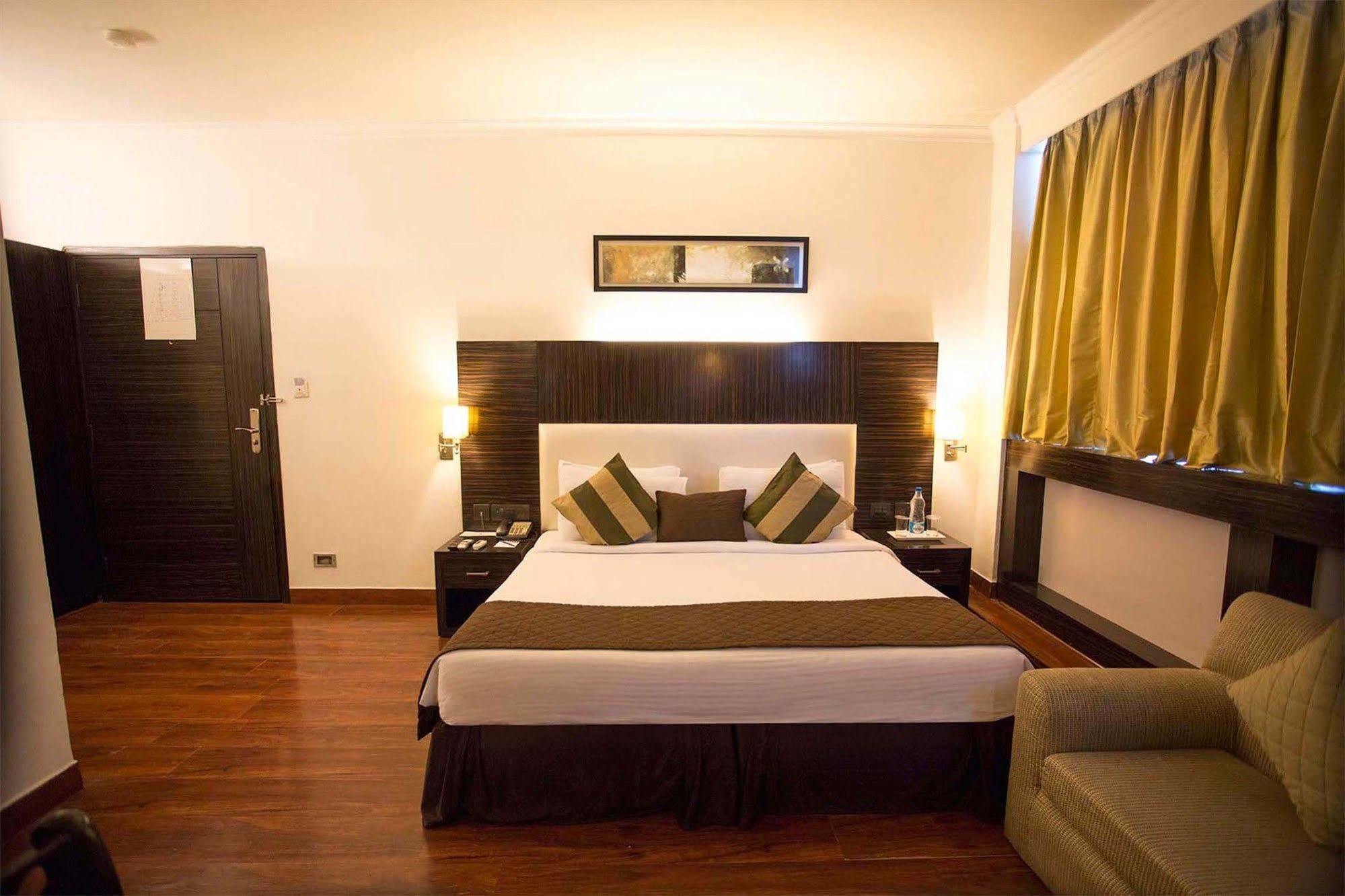 Crossroads Hotel Gurgaon Exterior photo