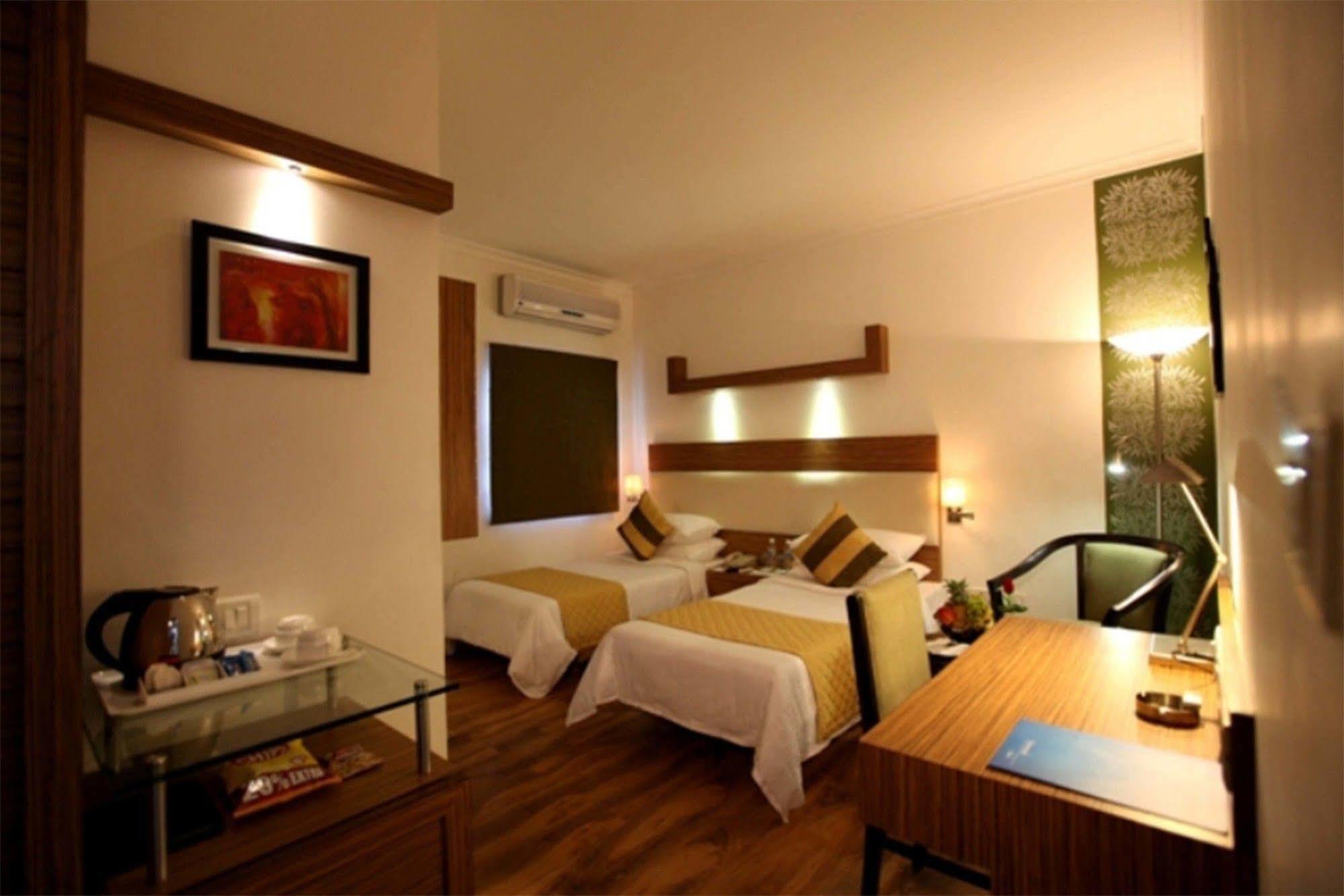 Crossroads Hotel Gurgaon Exterior photo