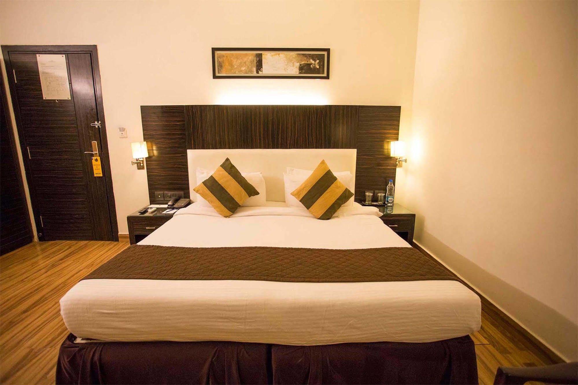 Crossroads Hotel Gurgaon Exterior photo