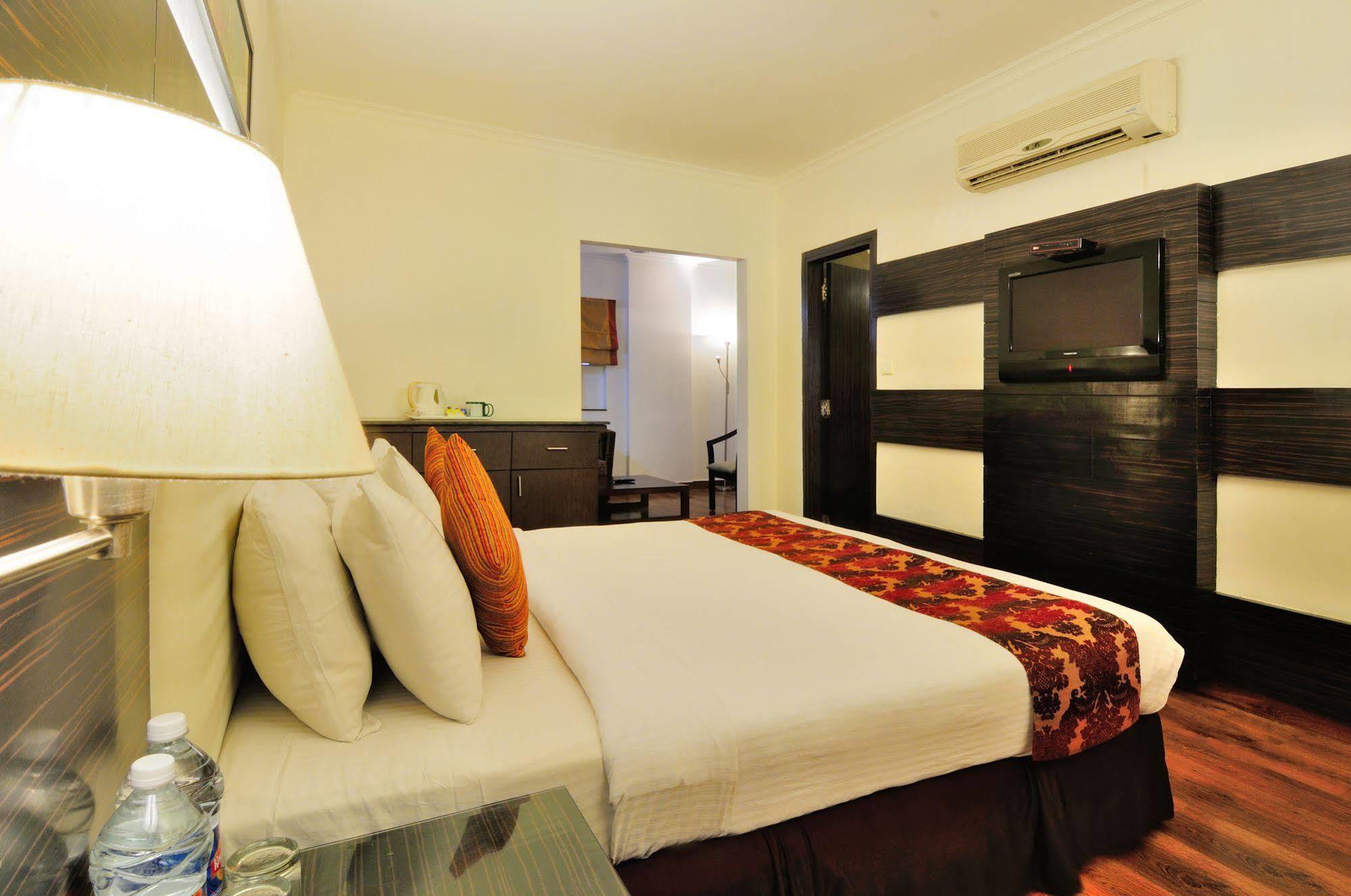 Crossroads Hotel Gurgaon Exterior photo