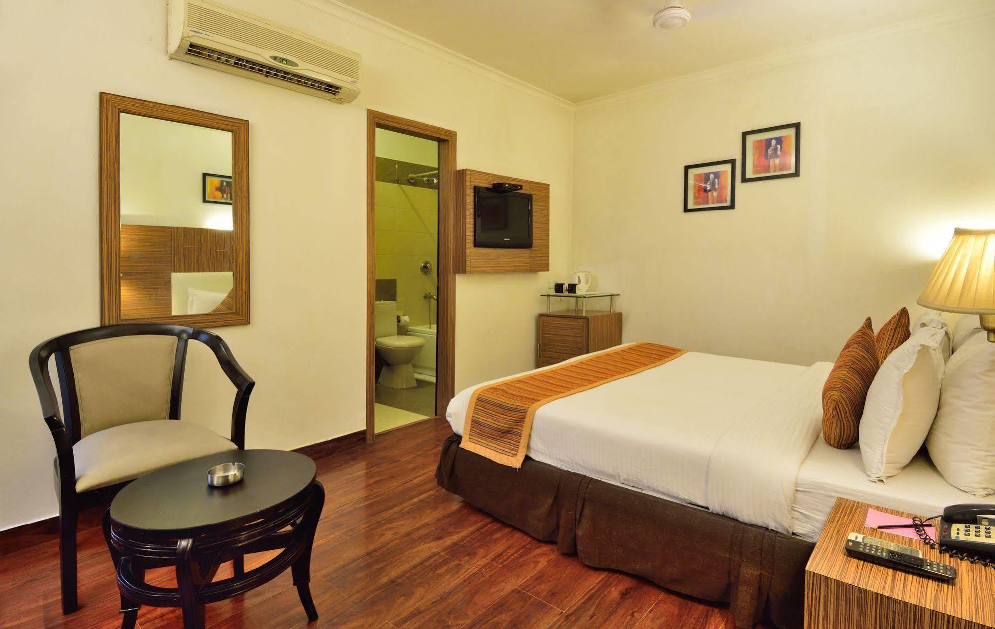 Crossroads Hotel Gurgaon Exterior photo