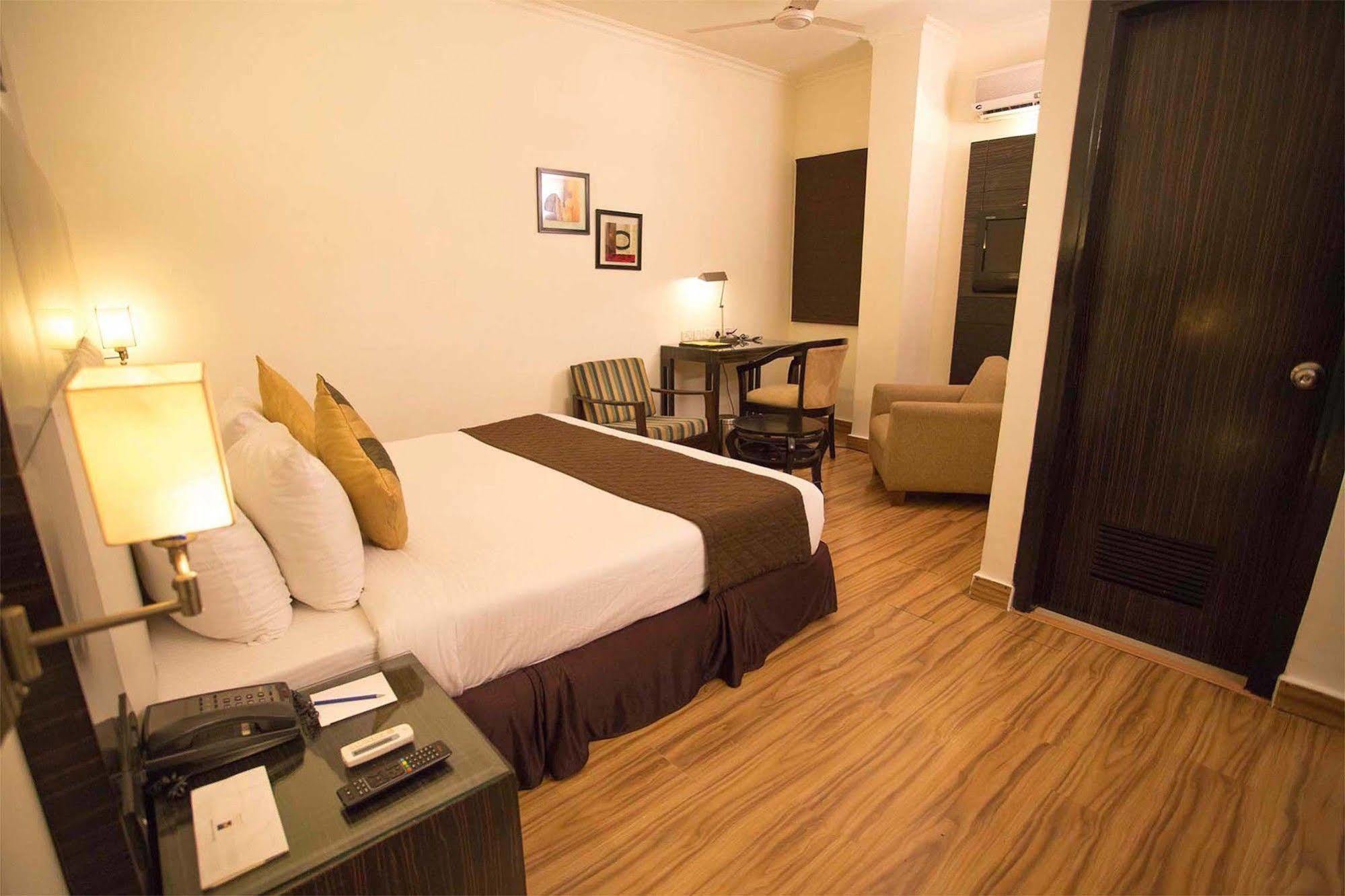 Crossroads Hotel Gurgaon Exterior photo